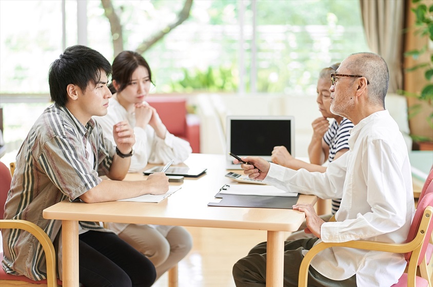 「親が子の就活に口を出すな」は間違い、価値観の押し付けではなく本当に話すべきこと